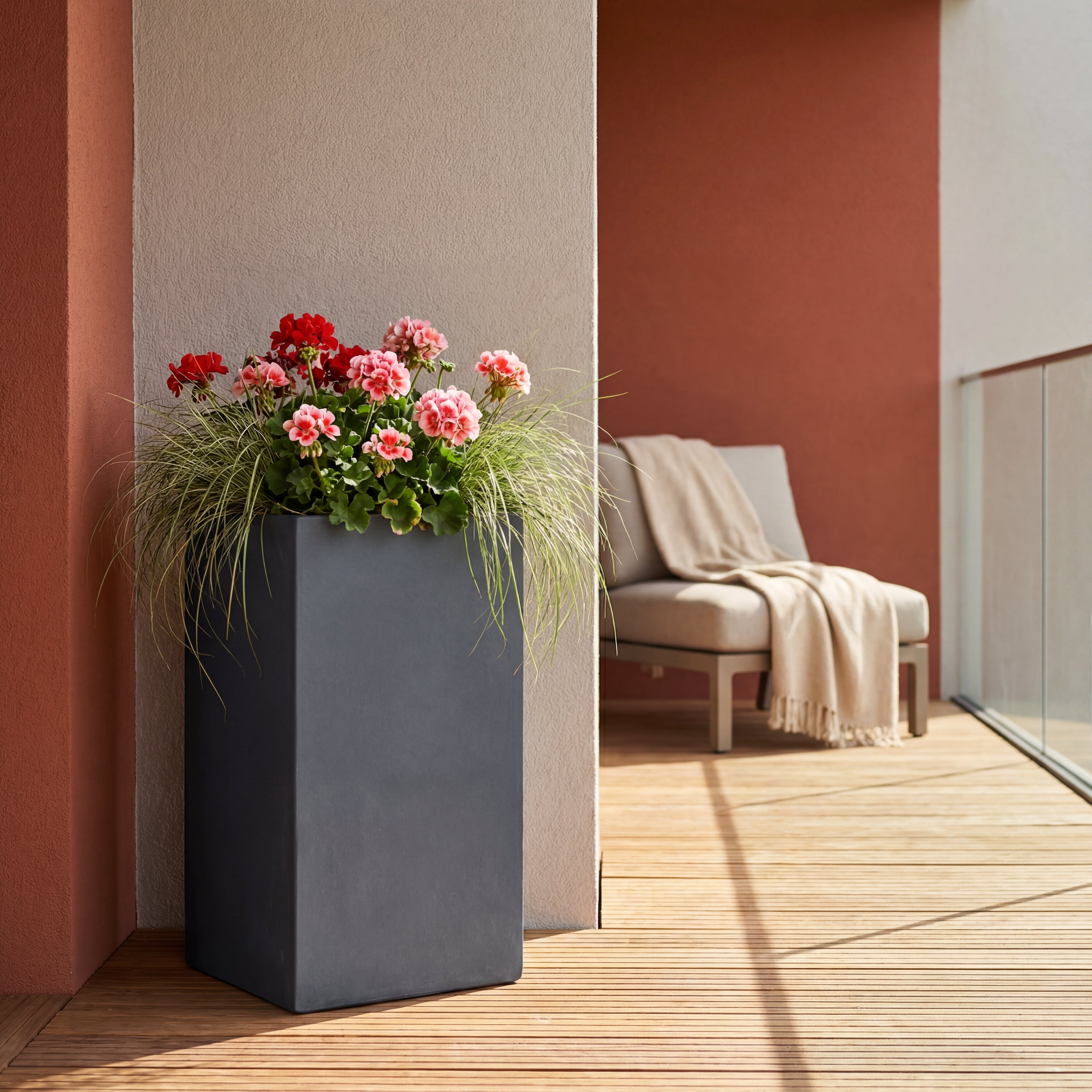 Stylový betonový květináč KUBIX v interiéru
