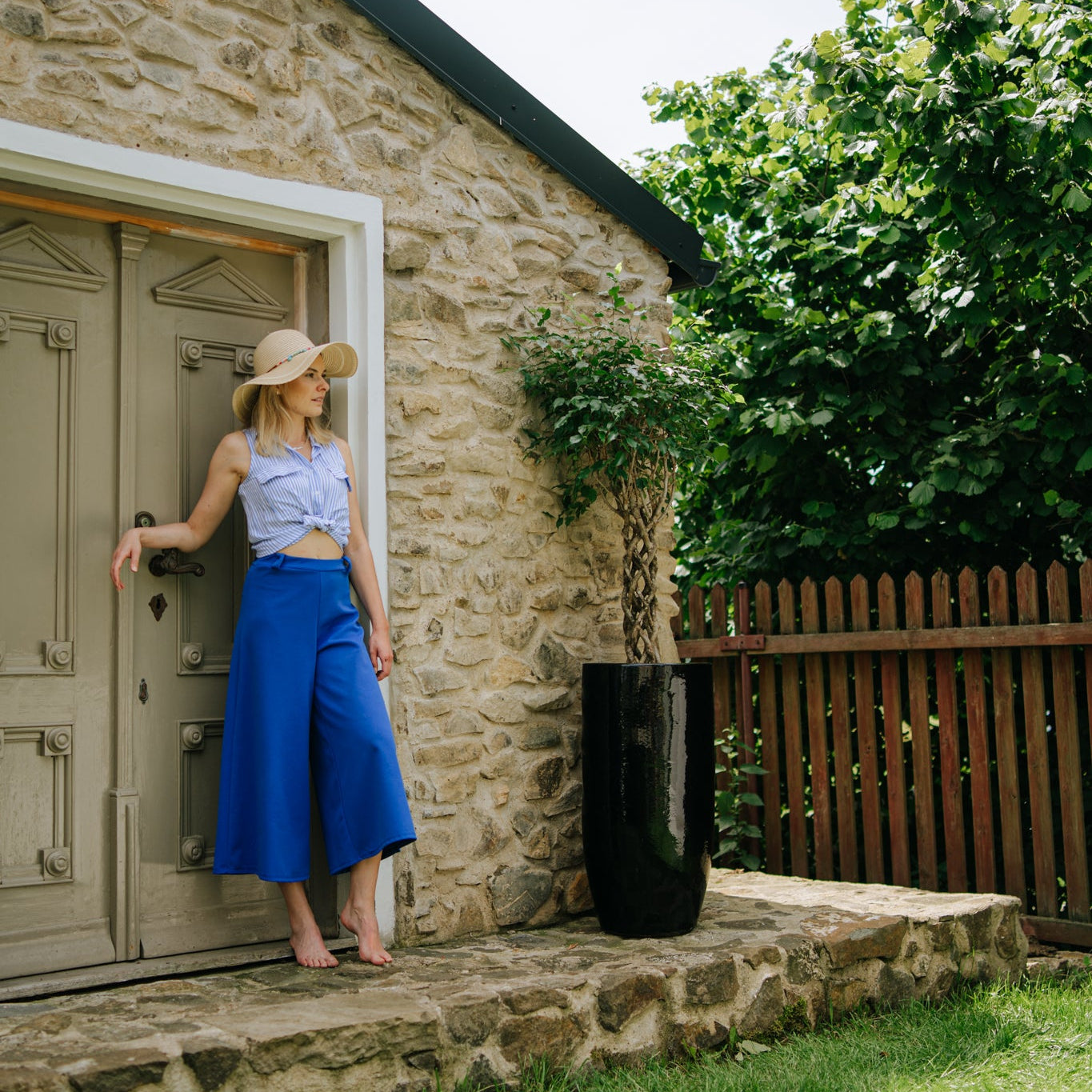 Doniczka ceramiczna Atena - Czarna