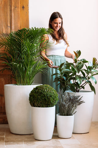 Wysoka ceramiczna doniczka Platon - biała