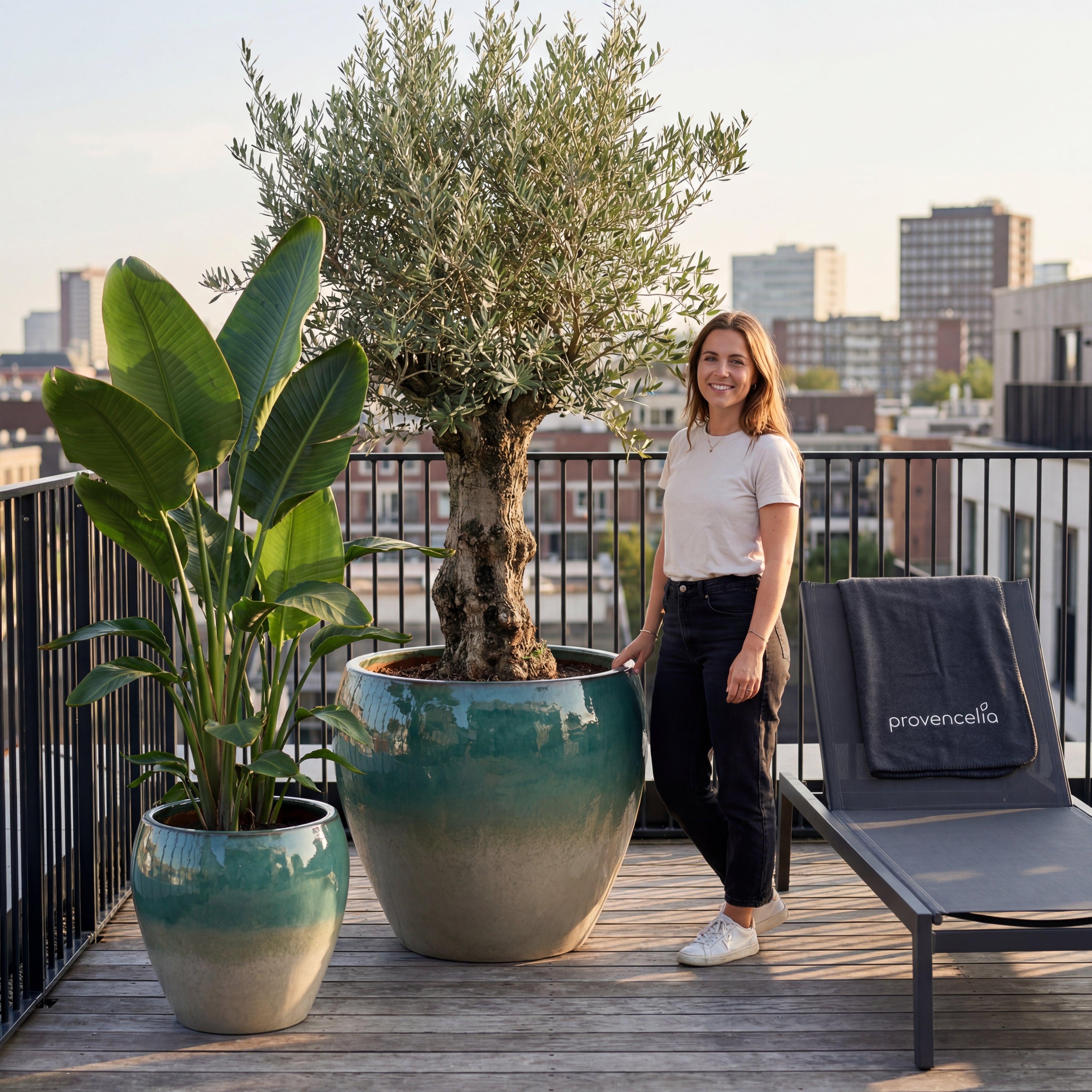 Stylový keramický květináč LAFONTAINE v interiéru