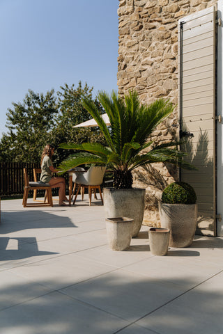 Doniczka ceramiczna VAUBAN - Biała w paski tygrysie