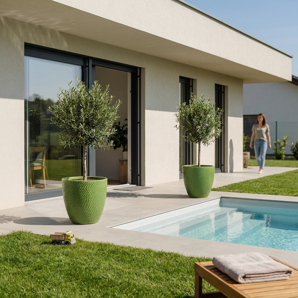 Ručně vyráběný jablečně zelený keramický květináč Cigaline z glazované terakoty