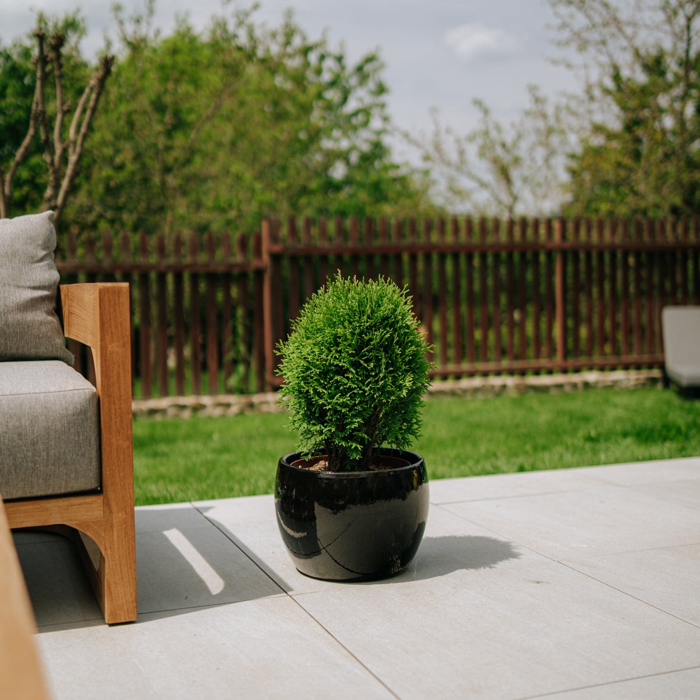 Doniczka ceramiczna Romulus - Czarna