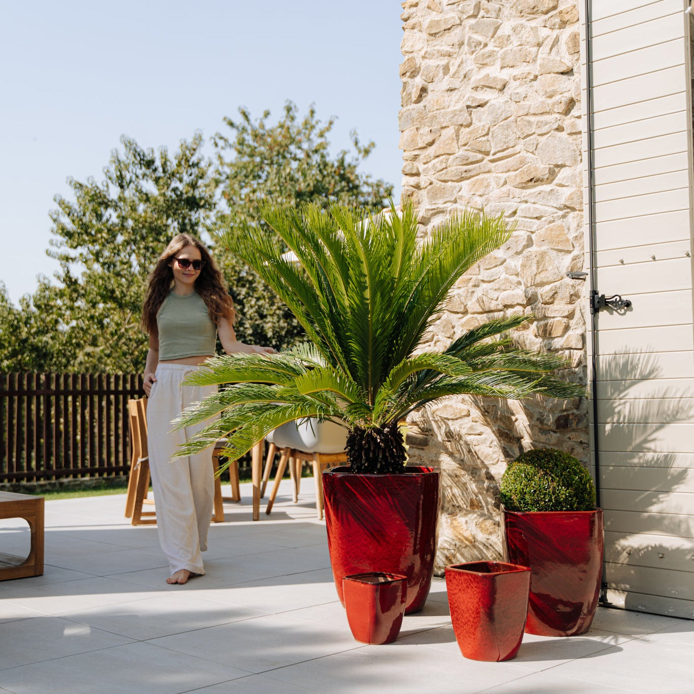 Provencelia doniczka VAUBAN Tropikalna czerwień – szkliwiona terakota, styl Anduze