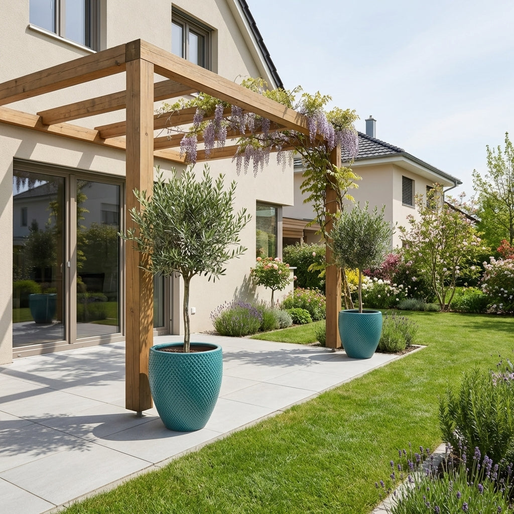 Detailní pohled na tyrkysový keramický květináč Signac s buxusem na slunné moderní rodinné terase.