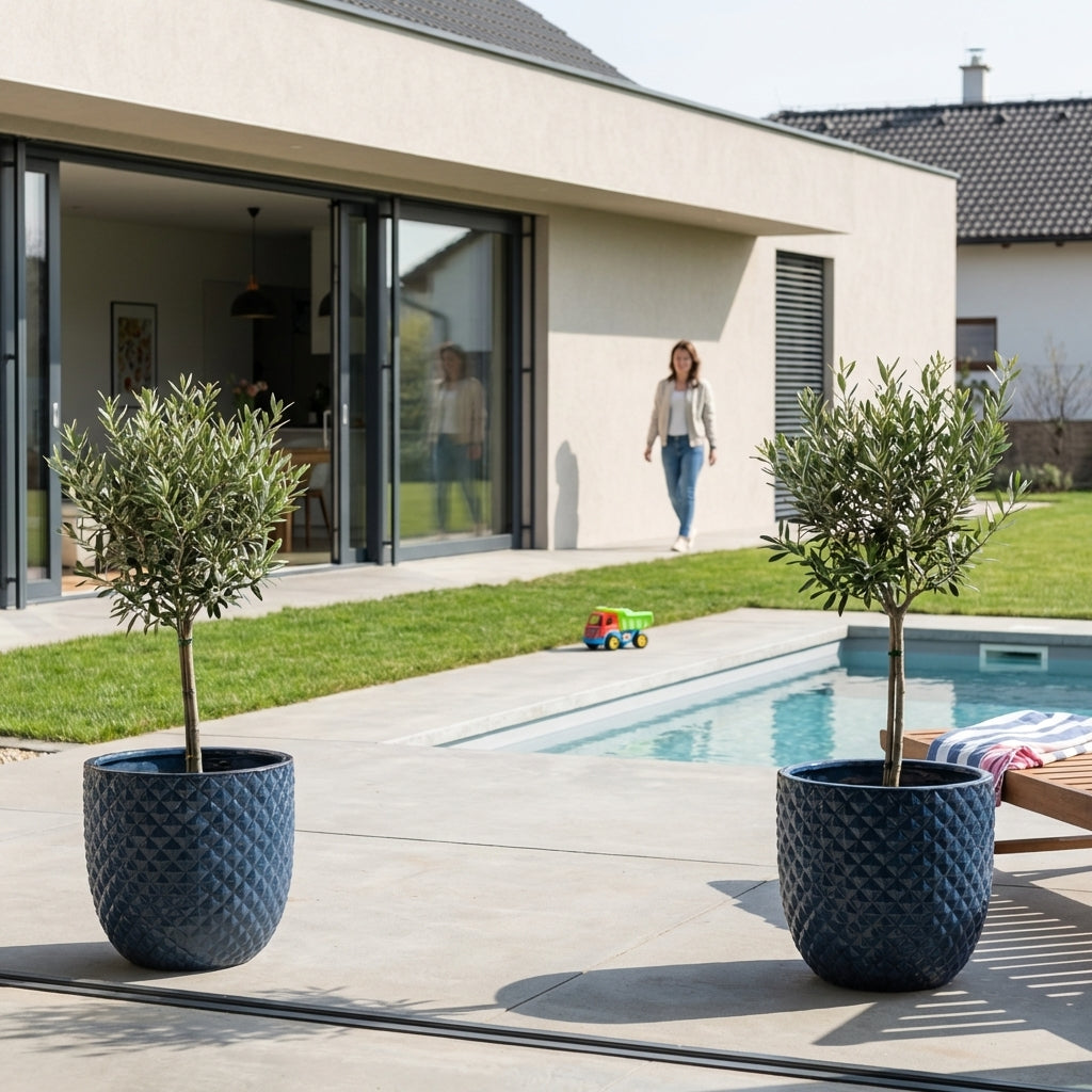 Detail textury glazury pro keramický květináč Mars Anticky modrý – ručně vyráběný glazovaný květináč z terakoty ve velikosti XL na moderní rodinné terase s bazénem.