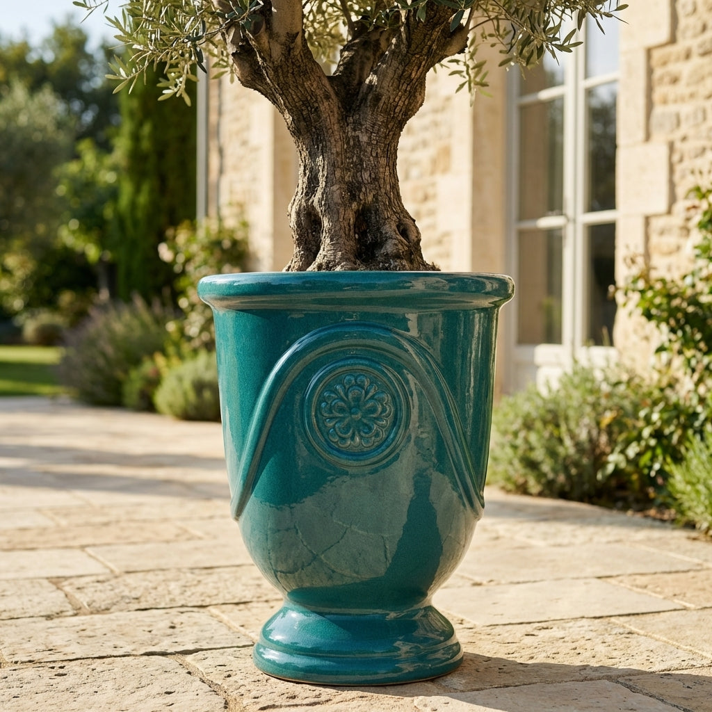 Detail na Keramický květináč Moliere Tyrkysový. Velký ručně vyráběný glazovaný květináč z terakoty s reliéfem a olivovníkem na slunné terase.