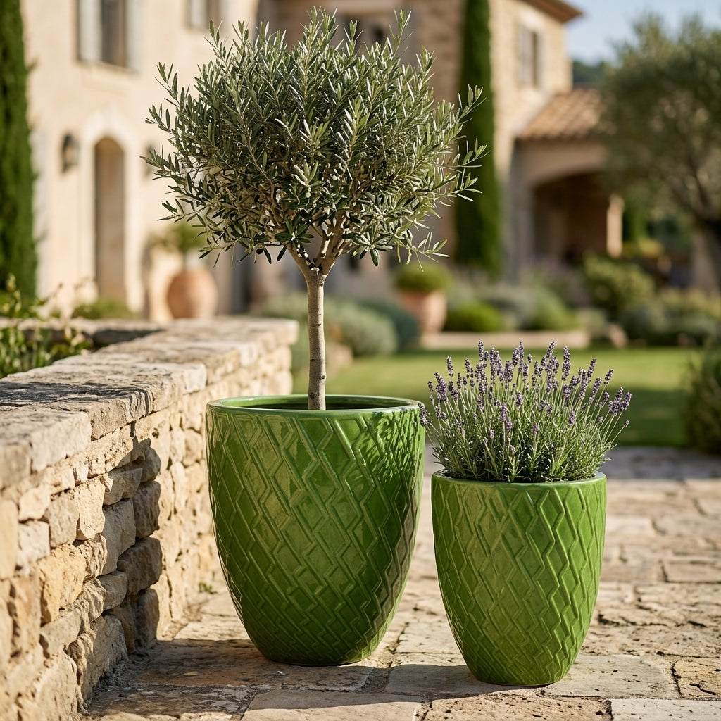 Keramický květináč Zeus - Jablkově zelená s olivovníkem na kamenné terase vily. Detail na lesklou glazuru a okrasný reliéf.