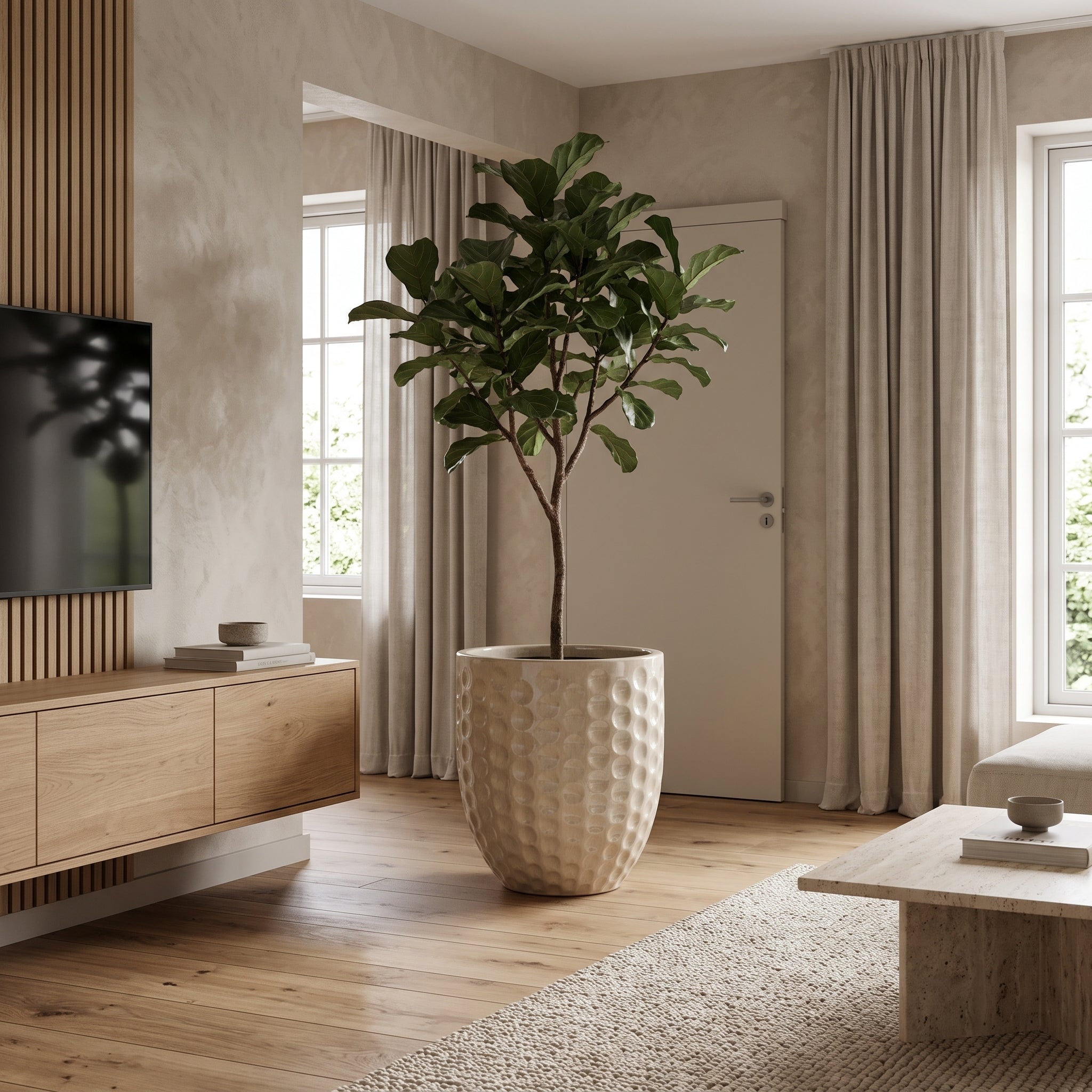 Keramický květináč MEROVEE - Perlový - XXL (55 x 65 cm) s rostlinou Ficus lyrata v elegantním skandinávském obývacím pokoji.