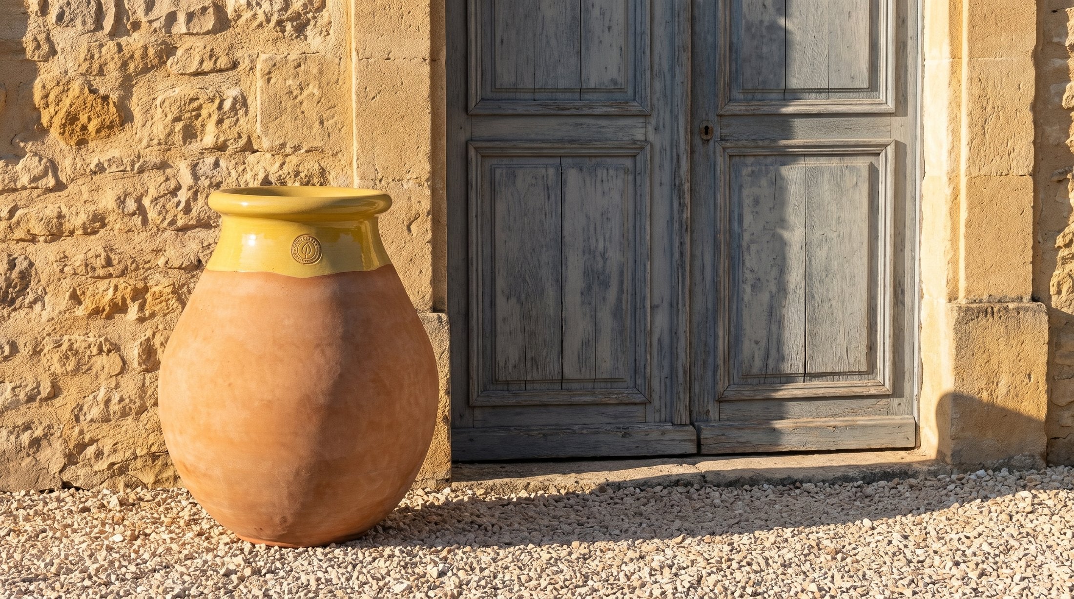 Prowansalski biot Made in Provence — terakota cérusée z miodowym kołnierzem