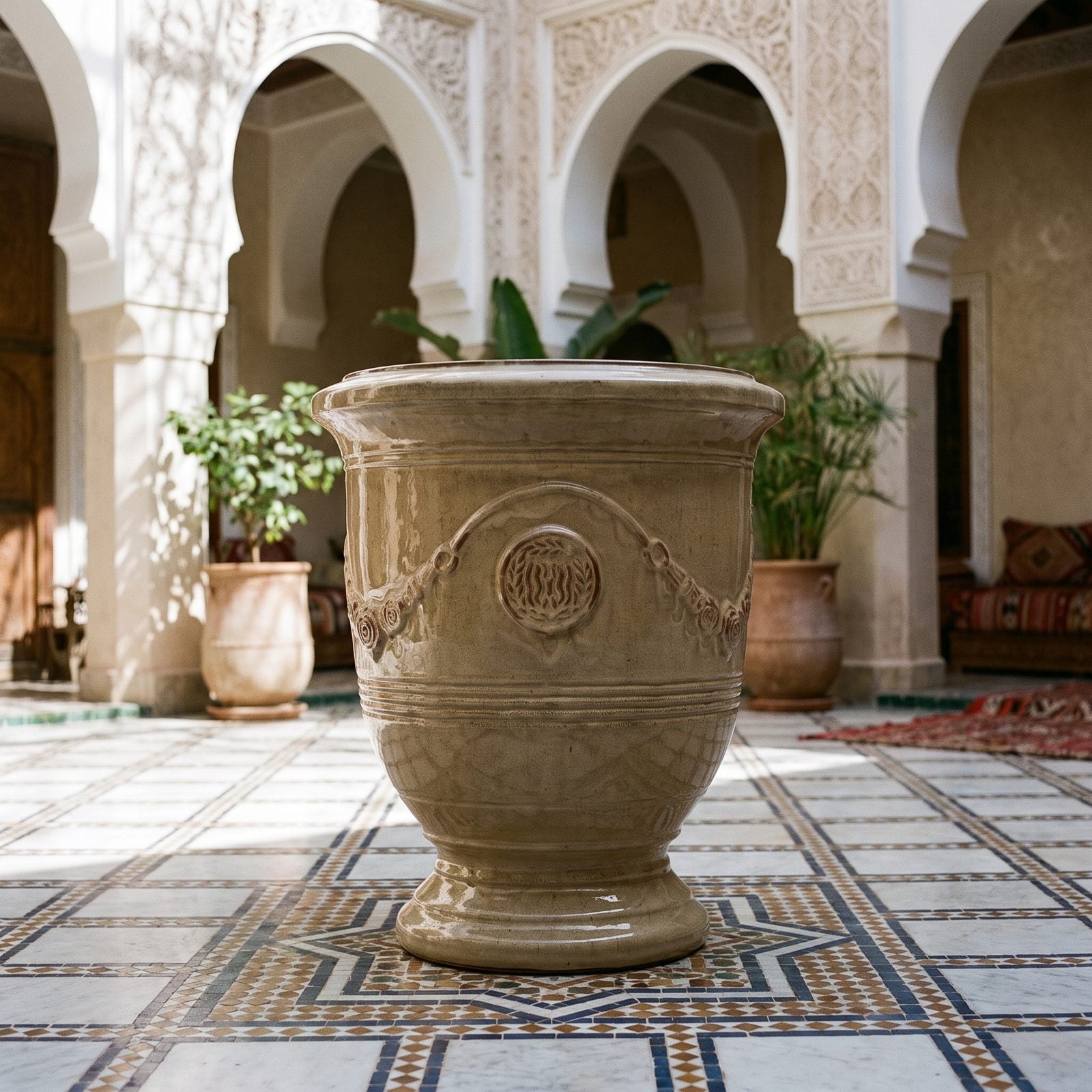 RICHELIEU Piaskowany brąz na dziedzińcu riadu w Marrakeszu