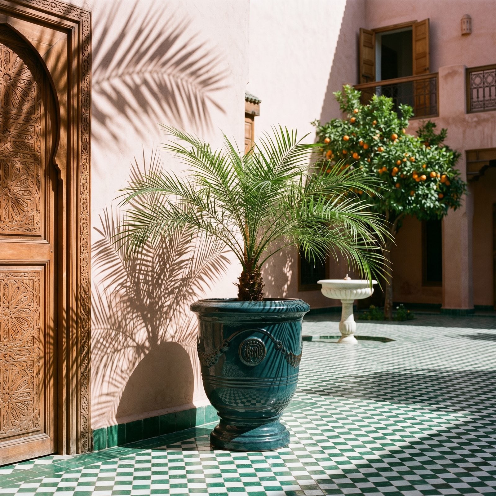 RICHELIEU Tropikalna laguna na dziedzińcu riadu w Marrakeszu