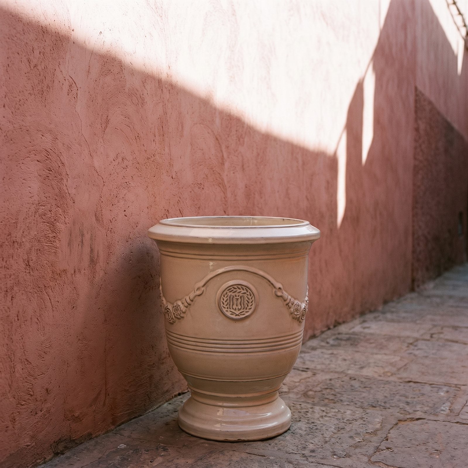 RICHELIEU Kremowa przy różowym murze w Marrakeszu