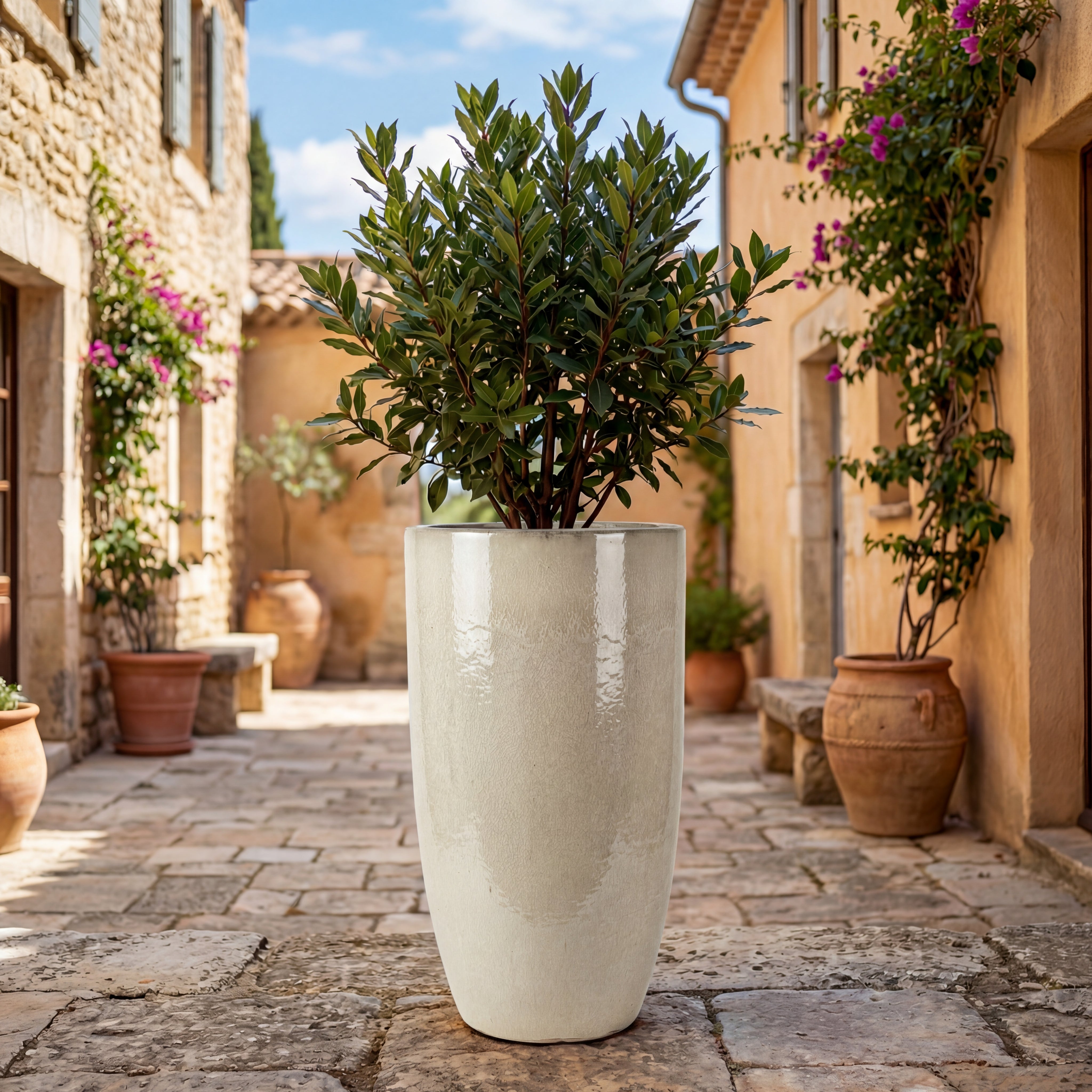 Stylový keramický květináč EIFFEL v interiéru