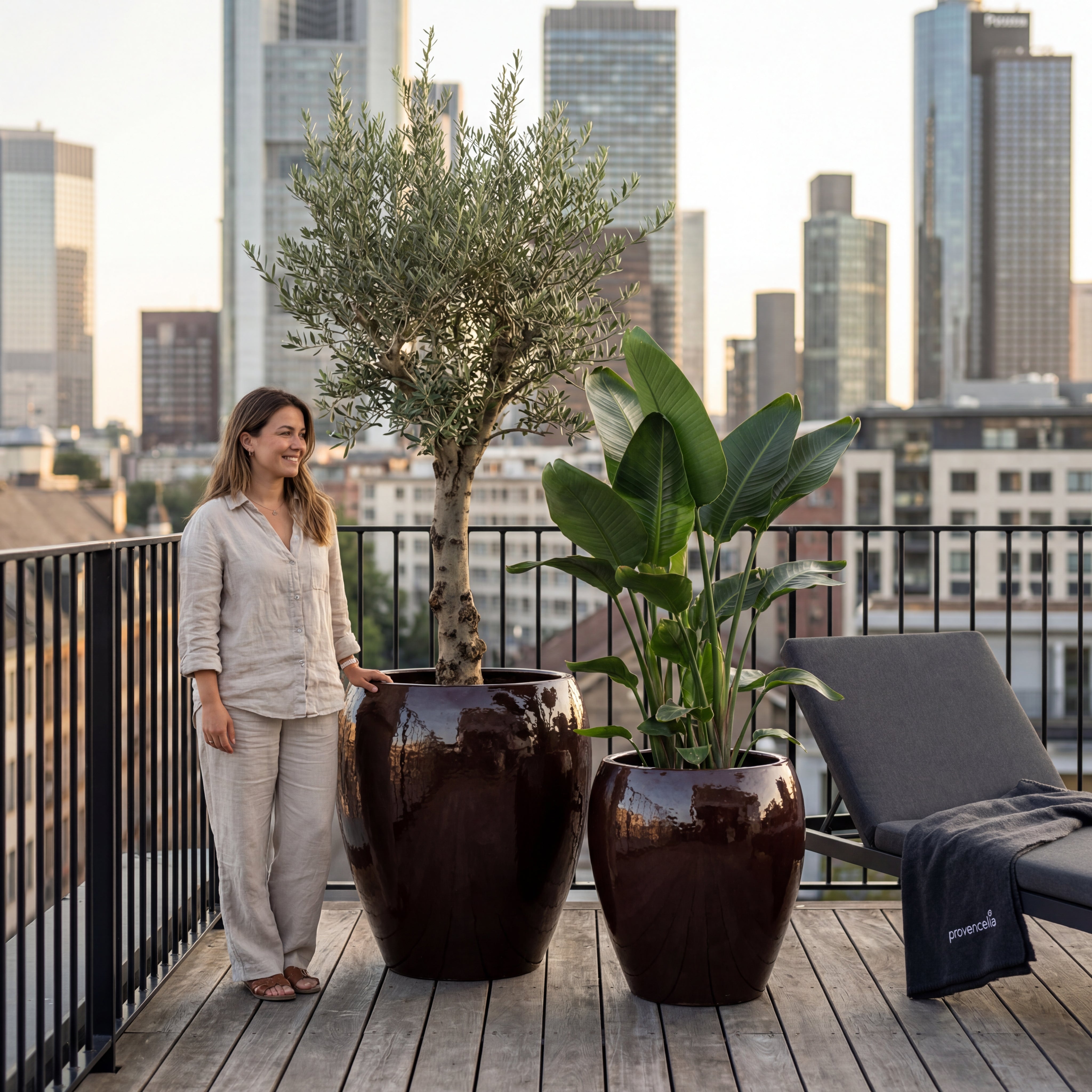 Stylový keramický květináč LAFONTAINE v interiéru