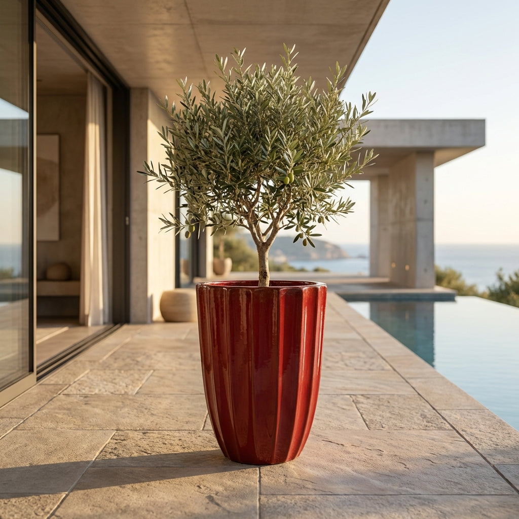 Ručně vyráběný keramický květináč Hugo z glazované terakoty v císařsky červené barvě