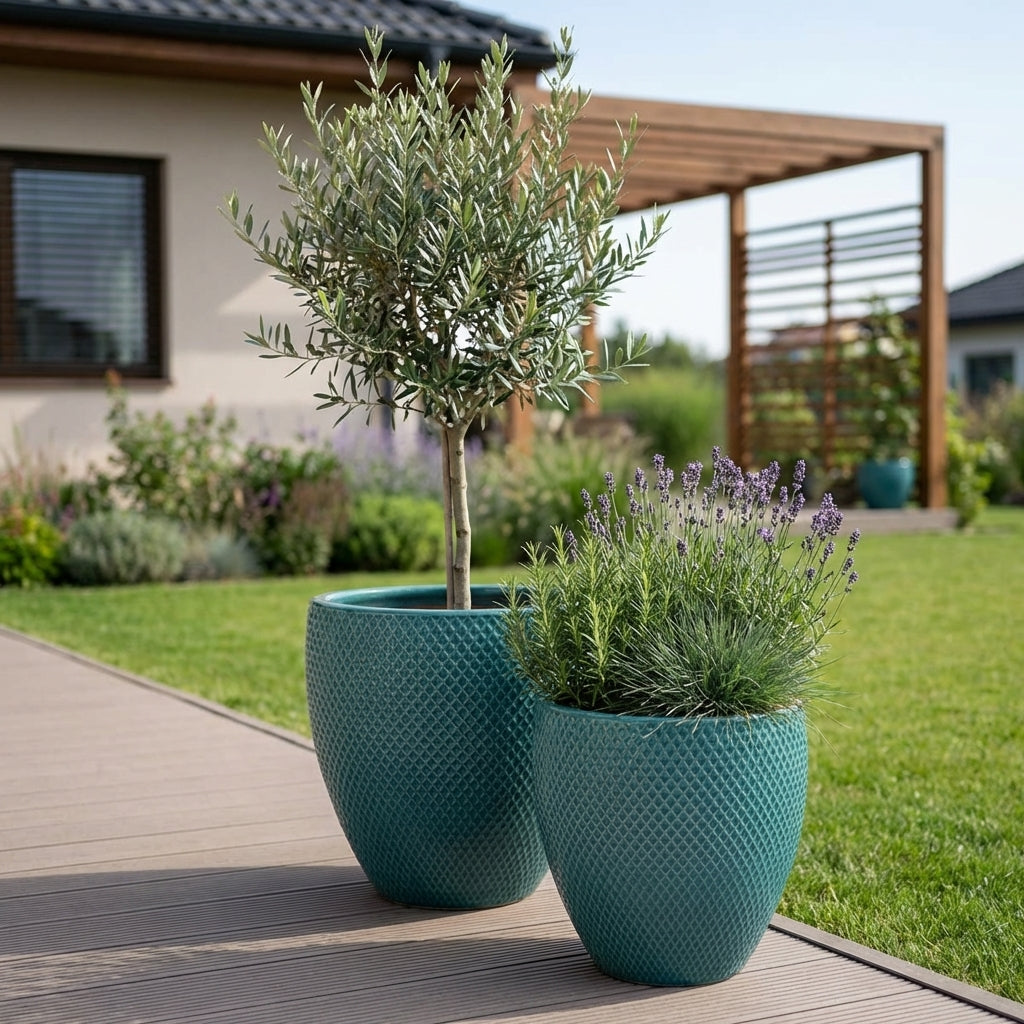 Detailní pohled na tyrkysový keramický květináč Signac s buxusem na slunné moderní rodinné terase.