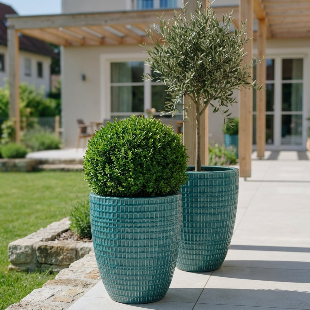 Detailní pohled na velký keramický květináč Verne - Tyrkysový s okrasným stromkem na moderní prosluněné terase.