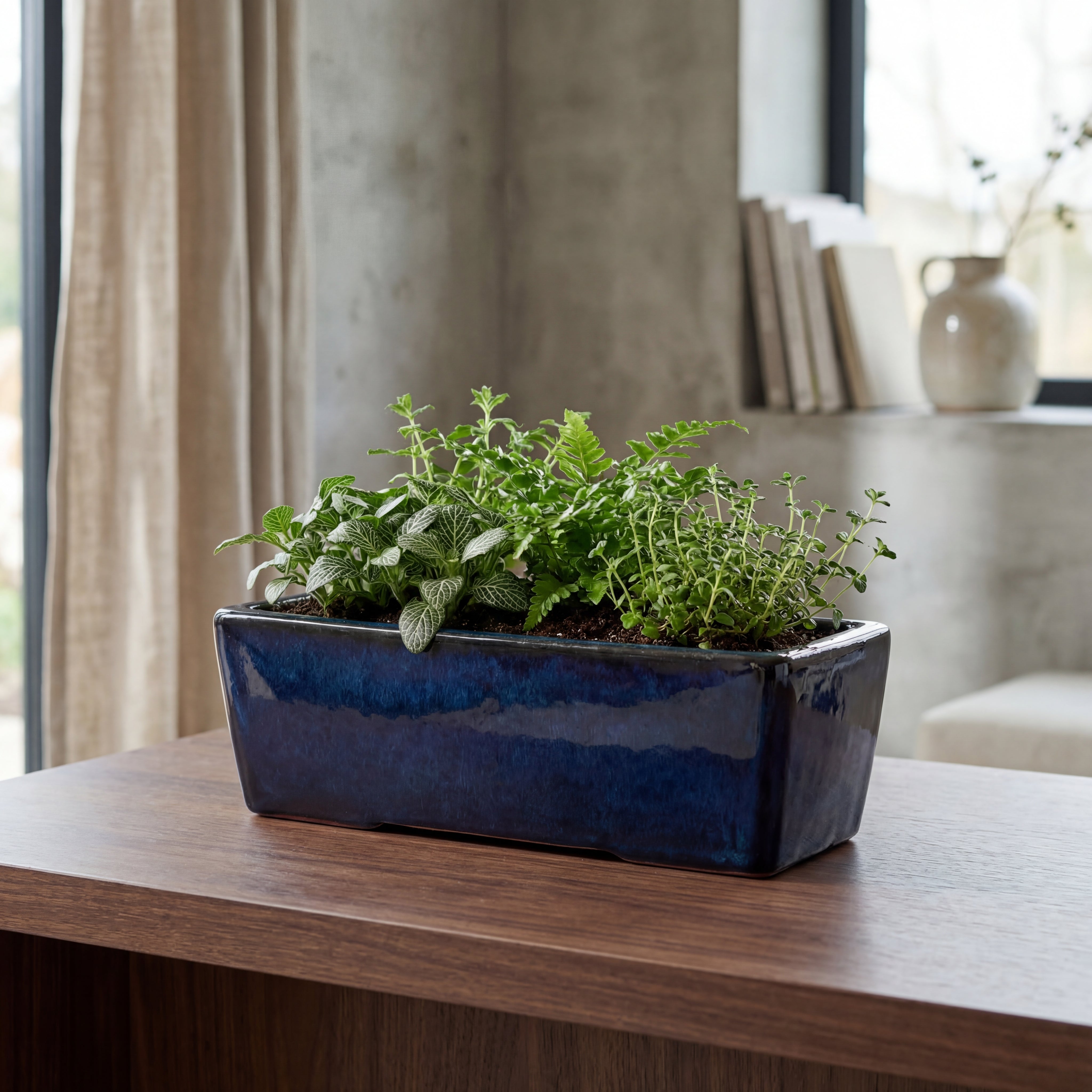 Detailní záběr na ceramiczny donica podłużna GIONO w safírové barvě