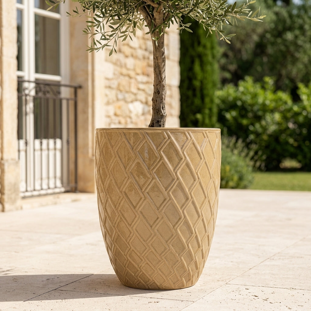 Detailní pohled na velký Keramický květináč Zeus - Pískovaný bronz s olivovníkem. Lesklá glazura a ozdobný reliéf na kamenné terase vily.