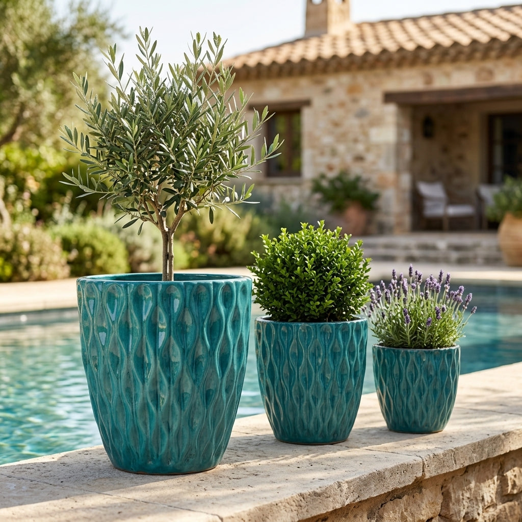Detail na keramický květináč Monet Tyrkysový s olivovníkem na terase u bazénu, ručně vyráběný glazovaný květináč z terakoty s ozdobným reliéfem.