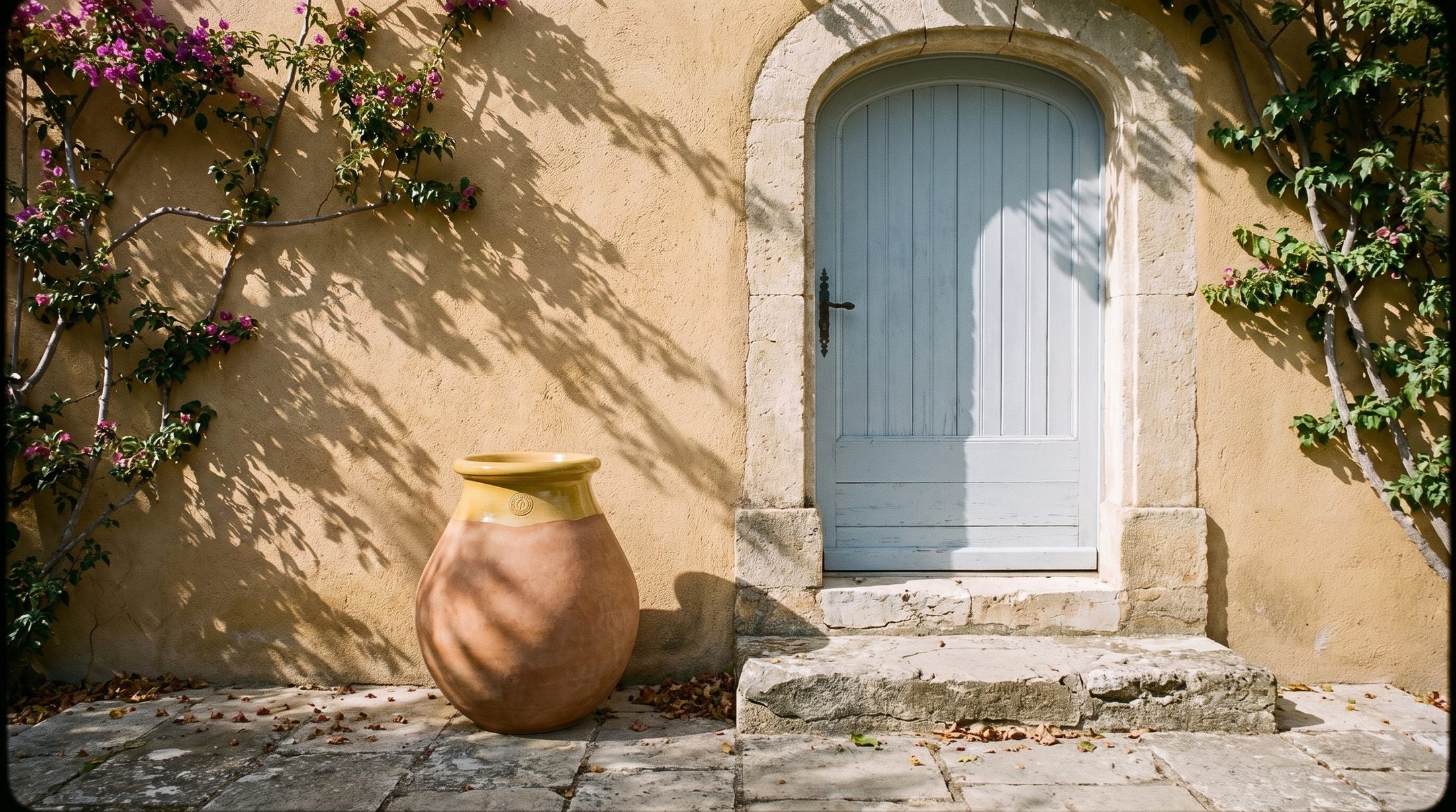 Prowansalski biot Made in Provence — terakota cérusée z miodowym kołnierzem