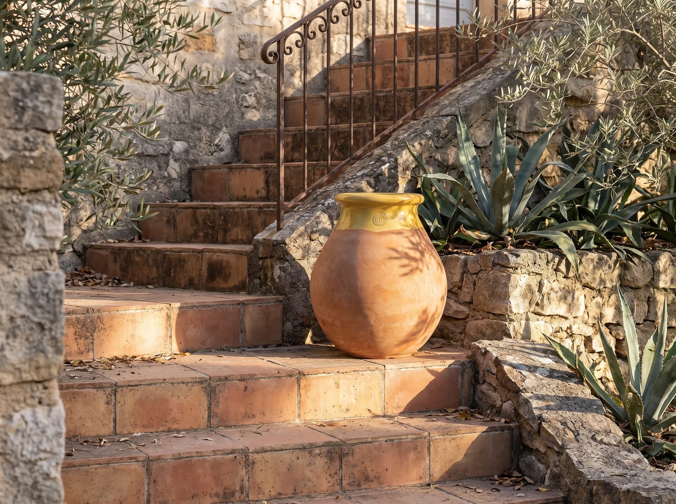 Dwa puste bioty Made in Provence przy wejściu śródziemnomorskiej willi