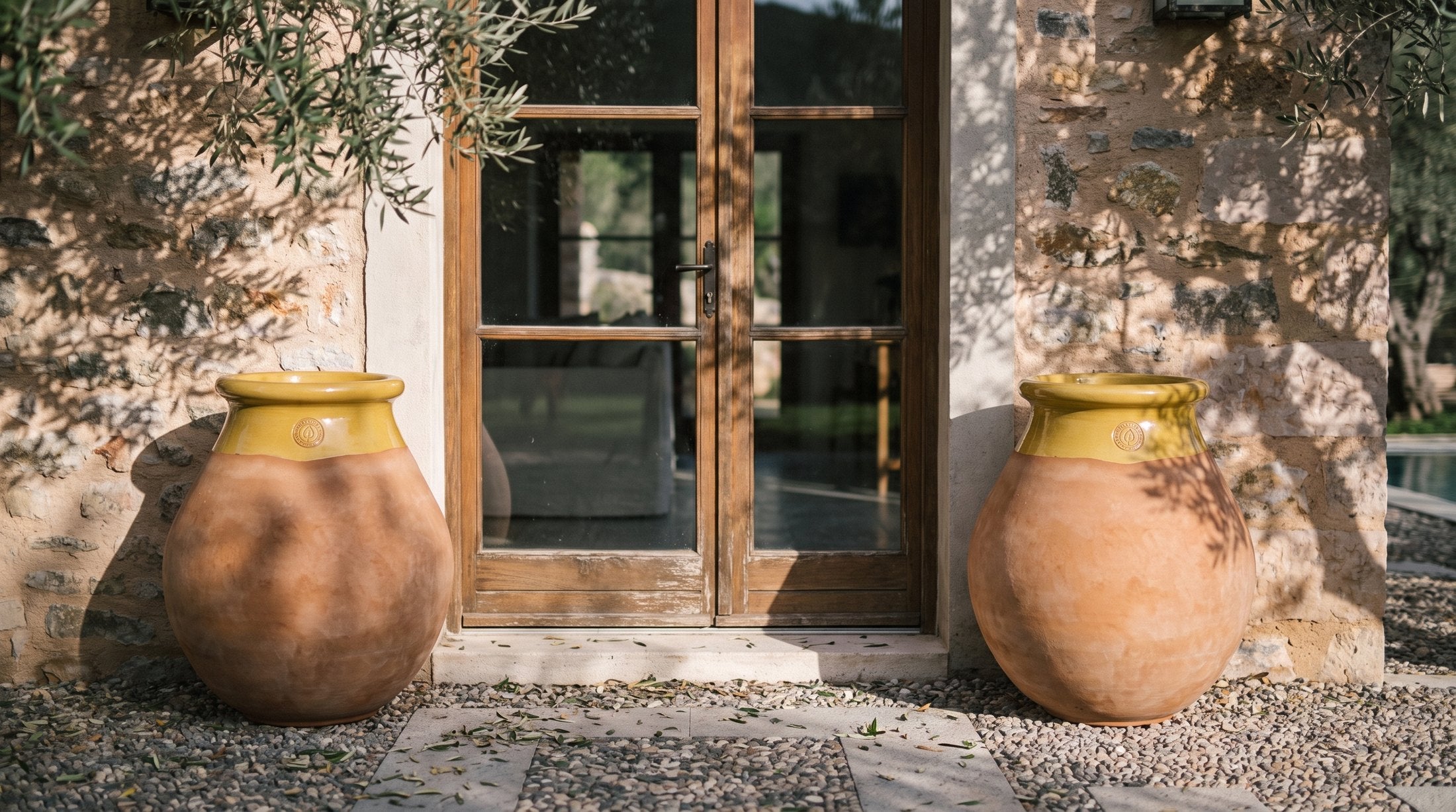 Dwa puste bioty Made in Provence przy wejściu śródziemnomorskiej willi