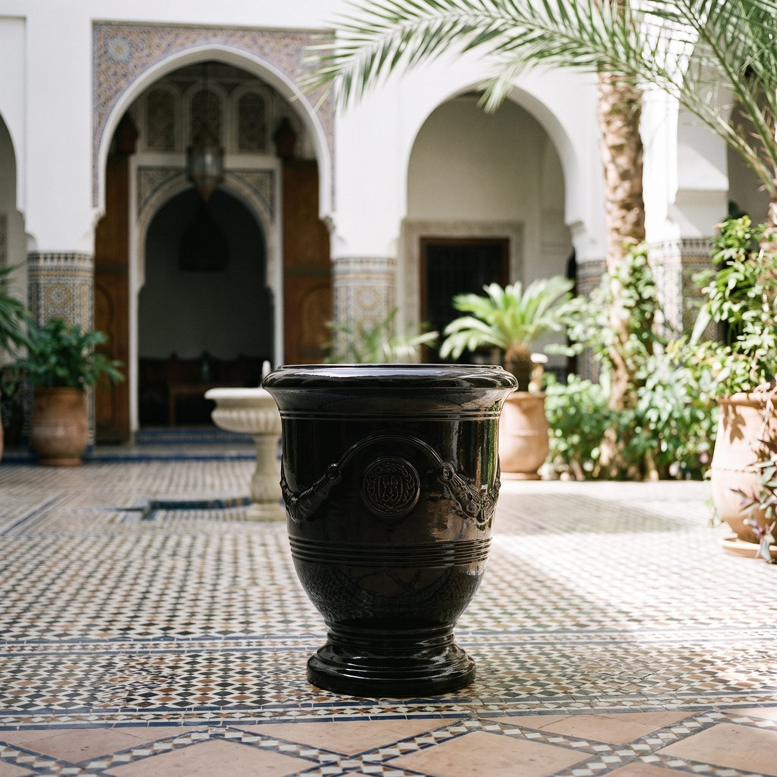 RICHELIEU Czarna na dziedzińcu riadu w Marrakeszu
