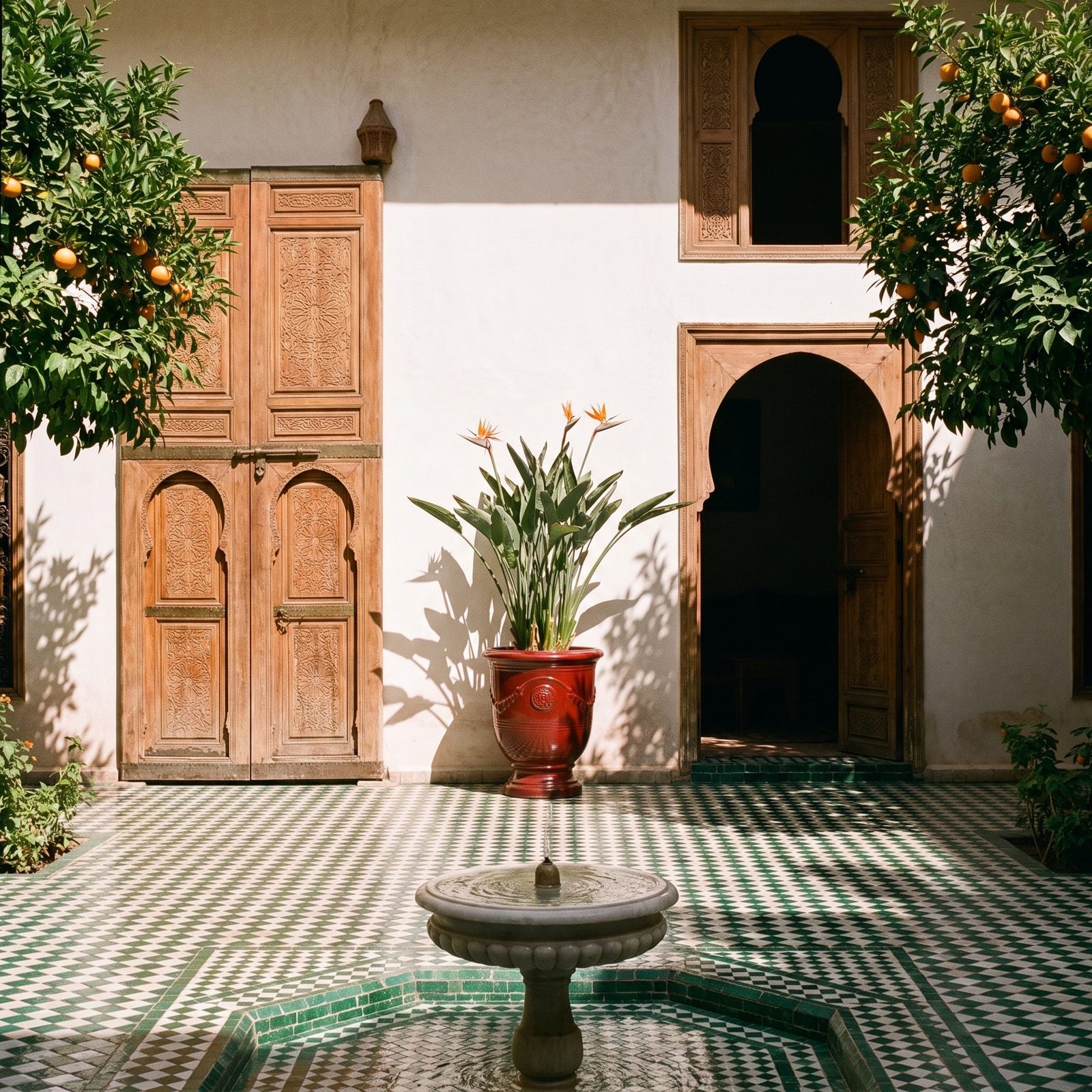 RICHELIEU Ceglasta czerwień na dziedzińcu riadu w Marrakeszu