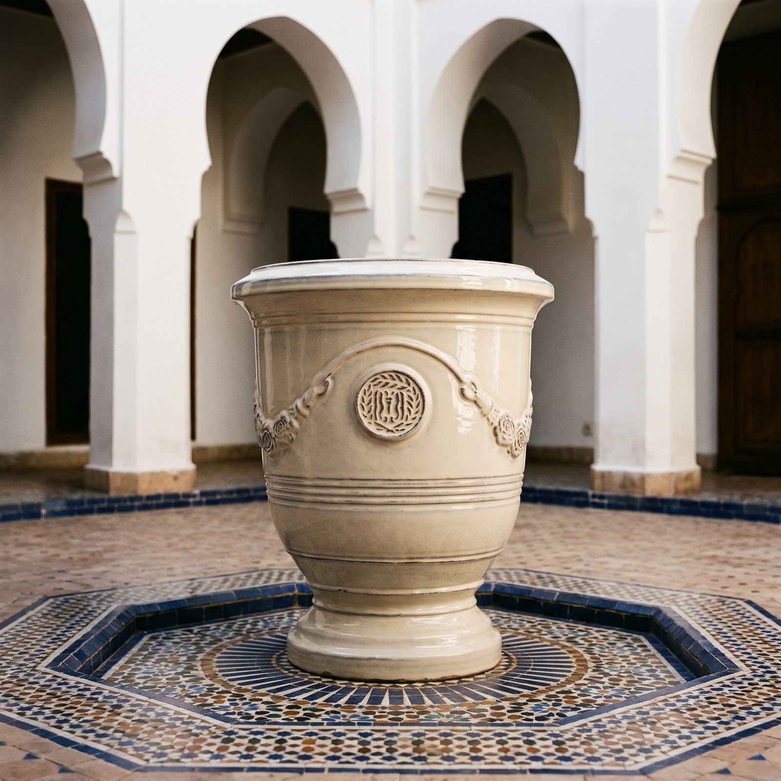 RICHELIEU Kremowa na dziedzińcu riadu w Marrakeszu