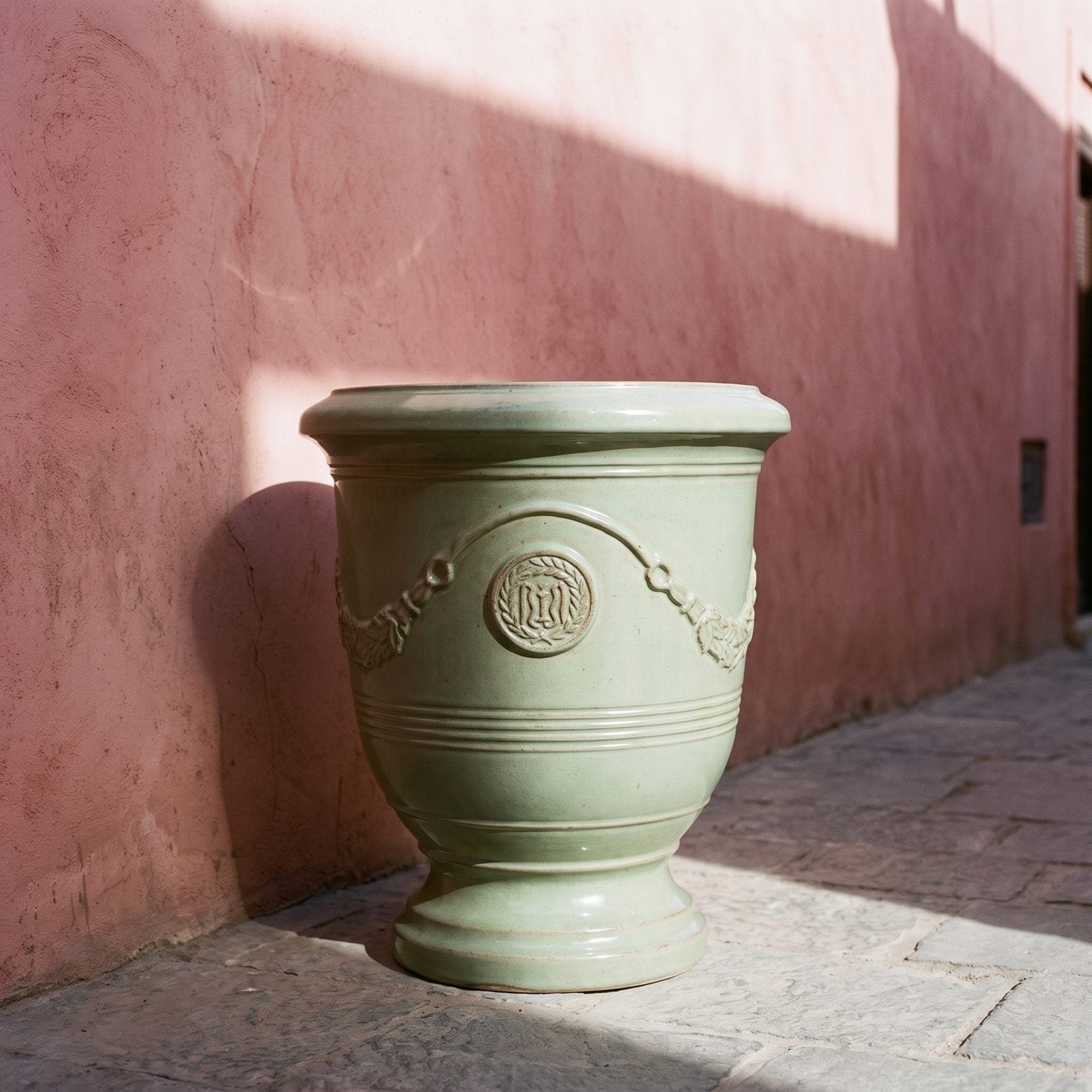 RICHELIEU Jadeitowa perła przy różowym murze w Marrakeszu