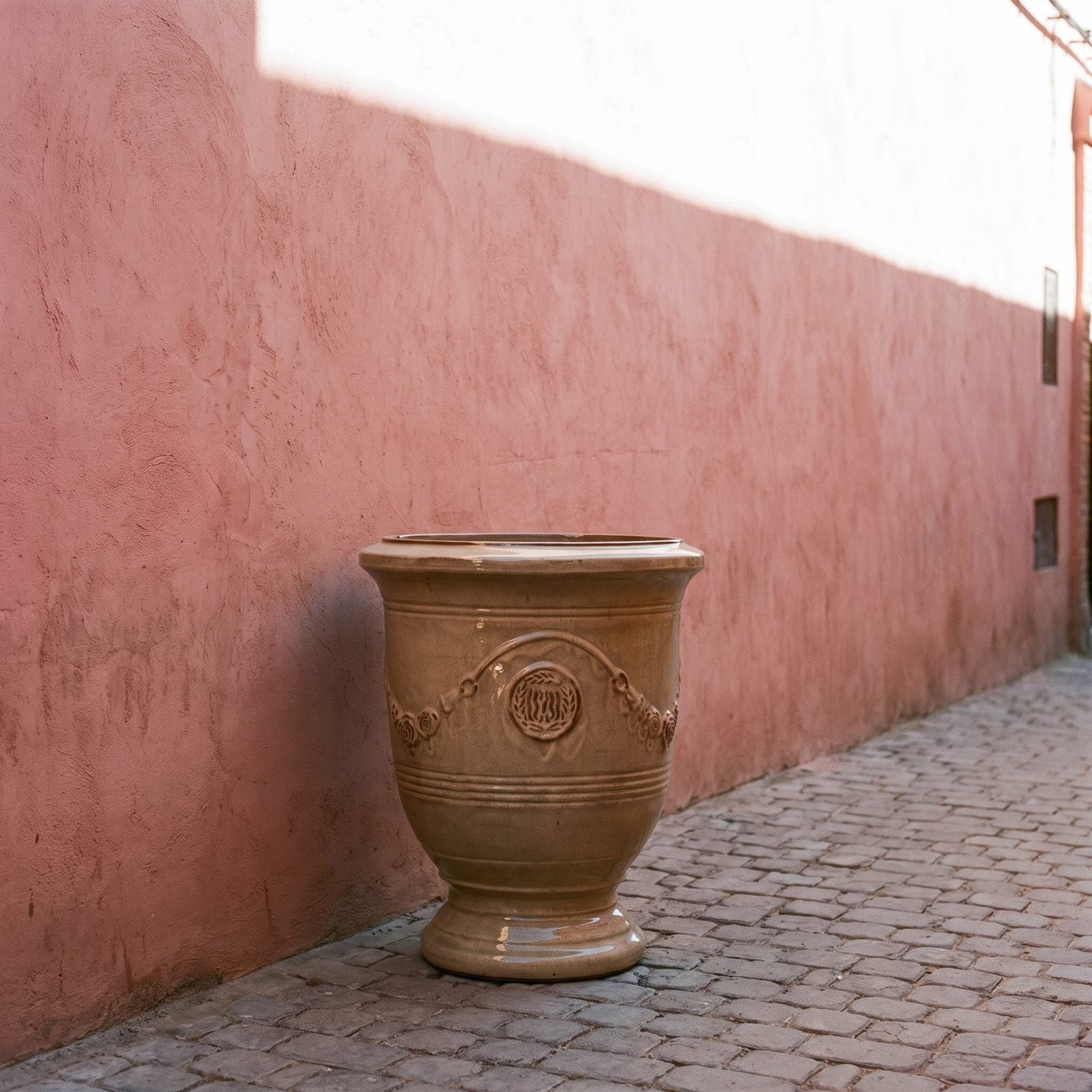 RICHELIEU Piaskowany brąz przy różowym murze w Marrakeszu